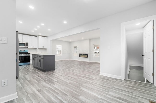 Building Photo - 905 Carpenter St