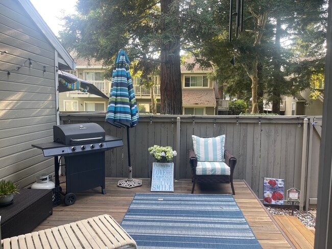 Building Photo - 209 Live Oak Cir