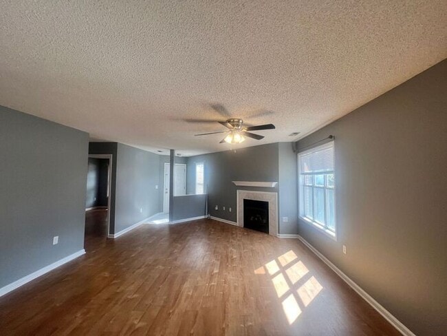 Building Photo - RENT SPECAIL*** $1495.Breezewood Condo, 2 Brd/2bath Screen Porch! LVP wood flooring, Center of Wi...