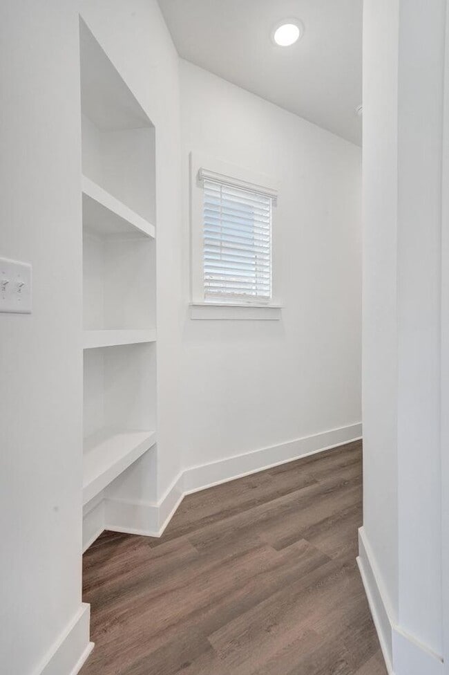 Building Photo - 2 Bedroom with Bonus Office!