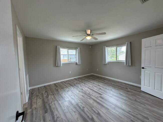 Building Photo - "Charming 3-Bedroom Home in Englewood!"