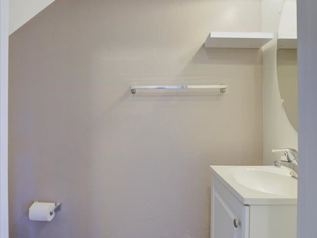 Building Photo - Modern 2-Story Home with Spacious Layout &...