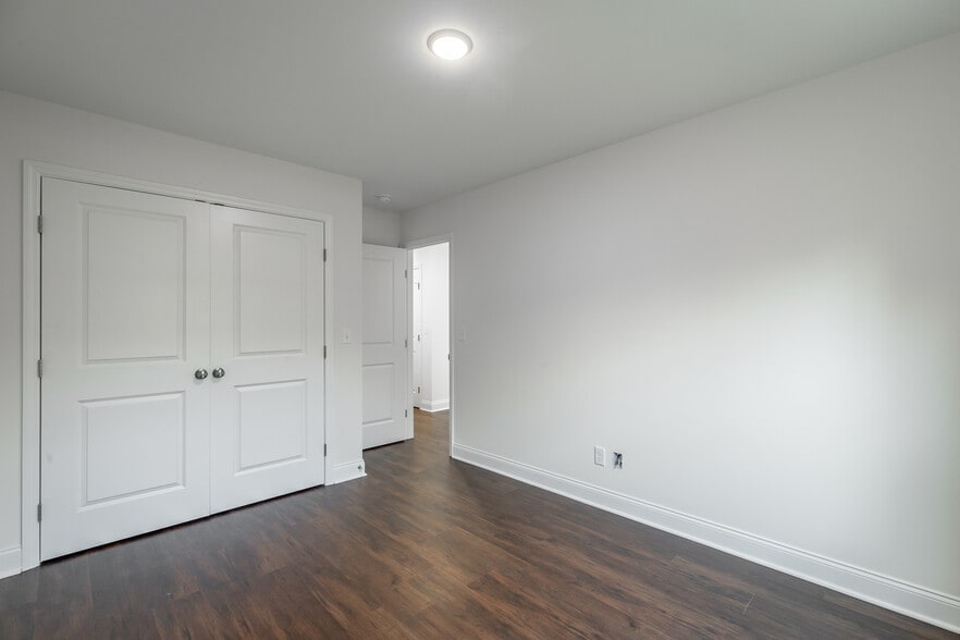 Building Photo - 5559 Stream Ln