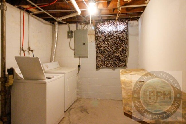 Building Photo - Family Home - 2 Bedroom 1 Bath - Near Gall...