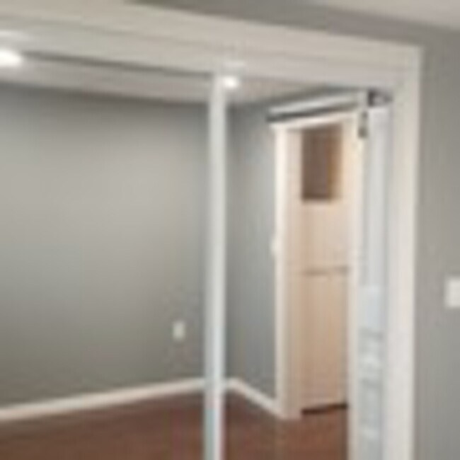 Building Photo - 30 1/2 Maple Street