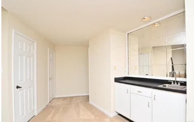 Building Photo - Charming 3-Level Townhome Backing to Woods in Prime Alexandria Location