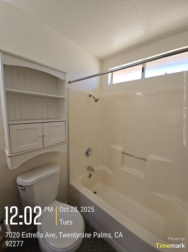 Building Photo - 3 bedroom 2 bath Available now