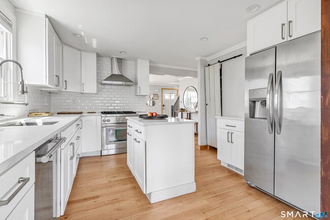 Building Photo - 855 Riverside Dr