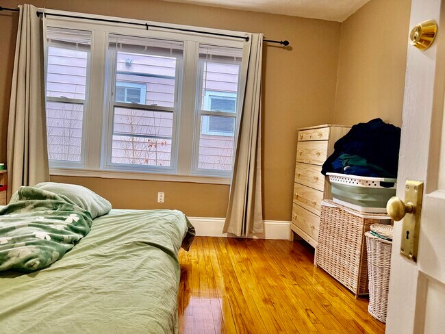 Building Photo - 37 Hilton St