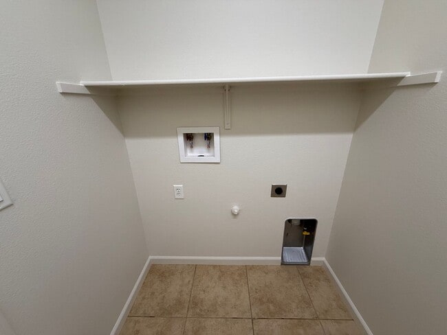 Building Photo - 3 bedroom single story in Manteca!