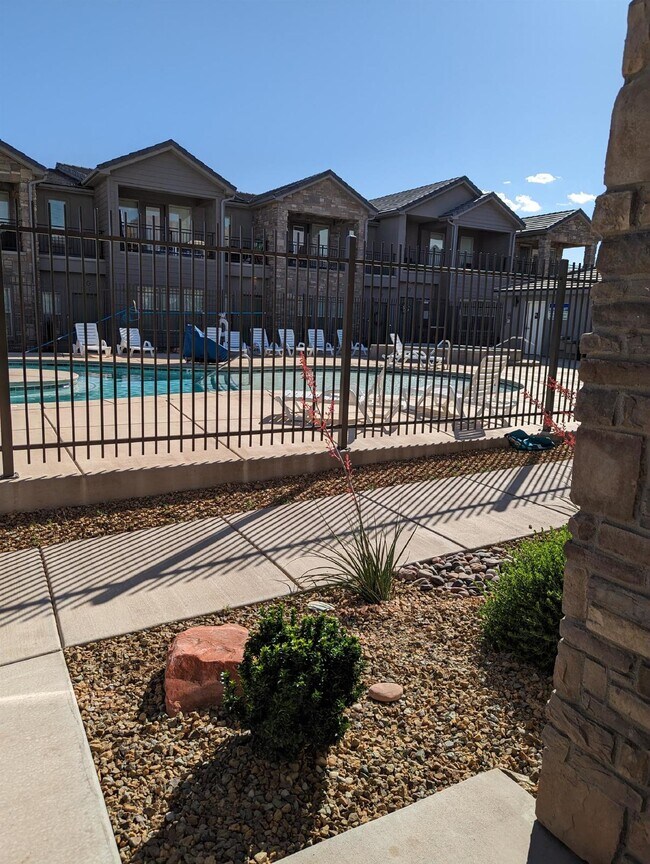Building Photo - Azalea Townhome Poolside Living 3 Bed 2.5 Bath Smart Home - Looking for 2 Female Roommates