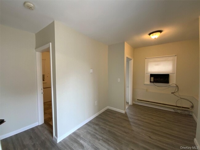 Building Photo - 76 Garden City Ave