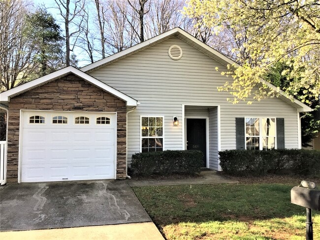 Building Photo - 5470 Regent Village Dr