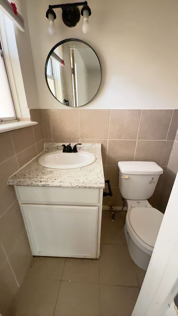 Building Photo - Upgraded 4 bedroom 2.5 bathroom house!  HO...
