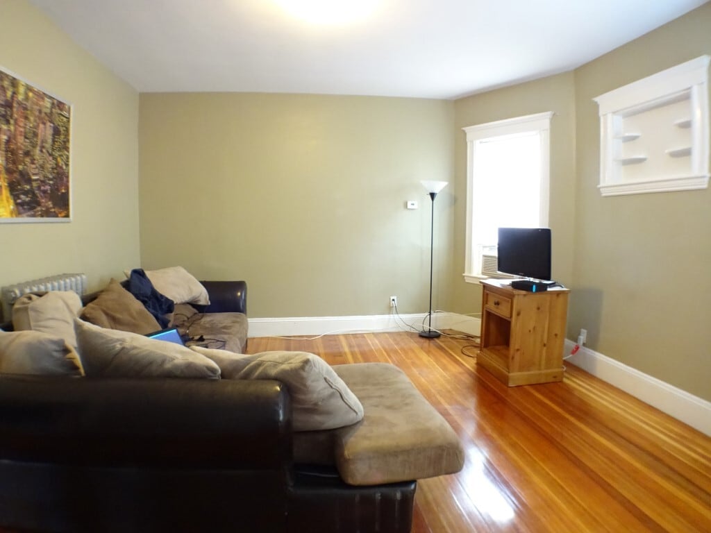 Building Photo - 102 Saxton St