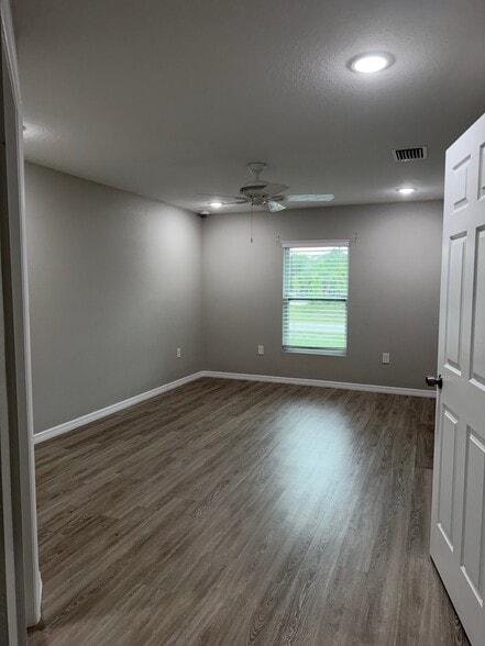 Building Photo - 6054 N Moss Cir