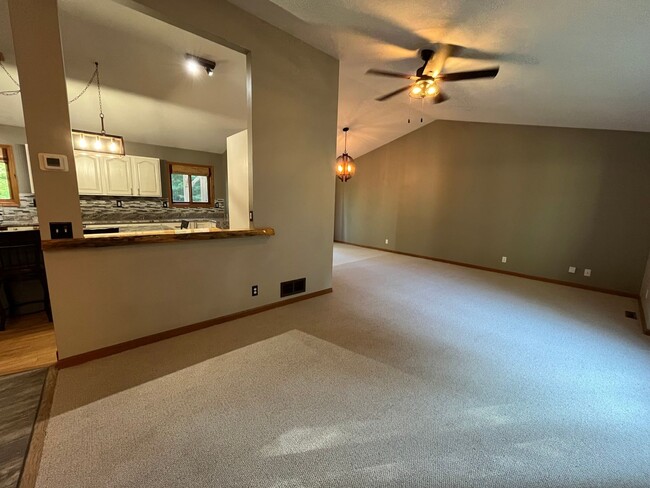 Building Photo - Beautiful 4 Bedroom 3 Bath Home in Cloquet...