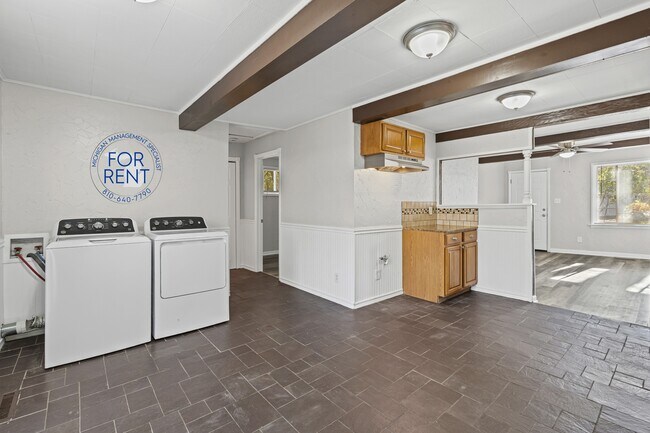 Building Photo - 2429 Lincoln Manor Dr