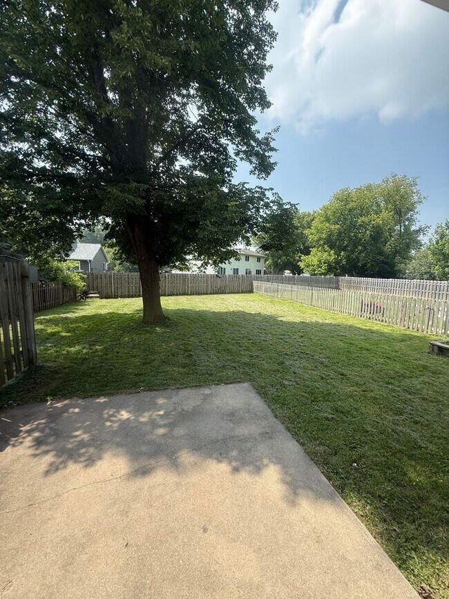 Building Photo - 600-602 Mollies Way