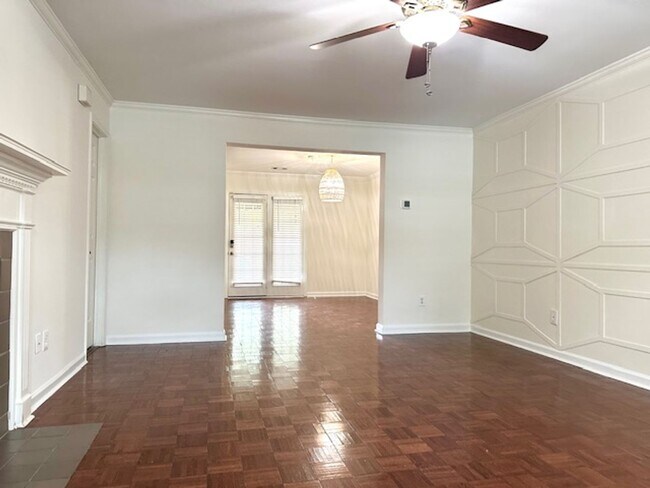 Building Photo - LIVE IN THE HEART OF FOREST ACRES