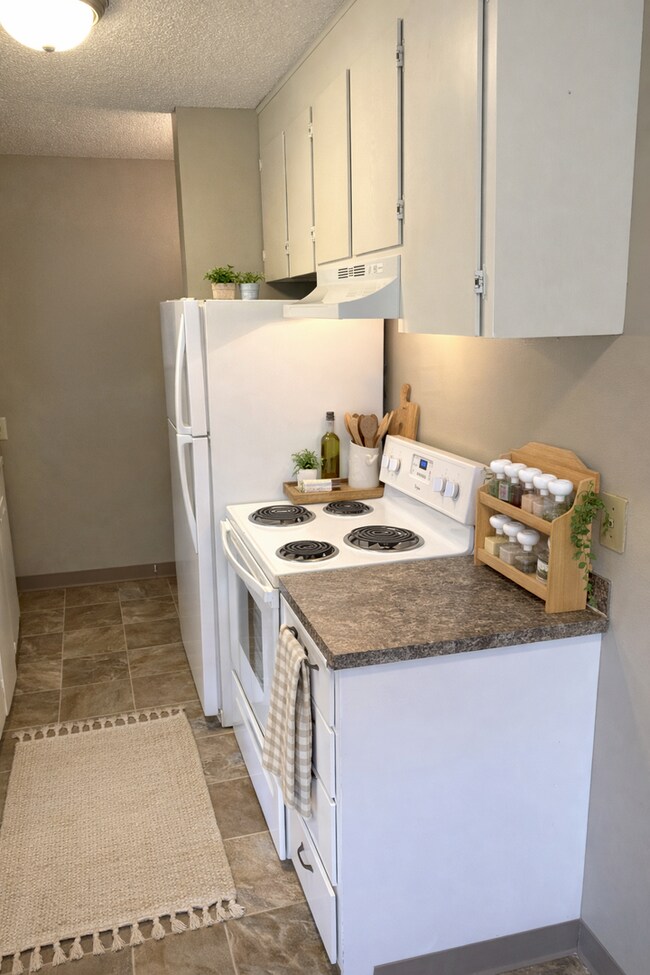 Building Photo - Your Prosser Home Base Awaits!