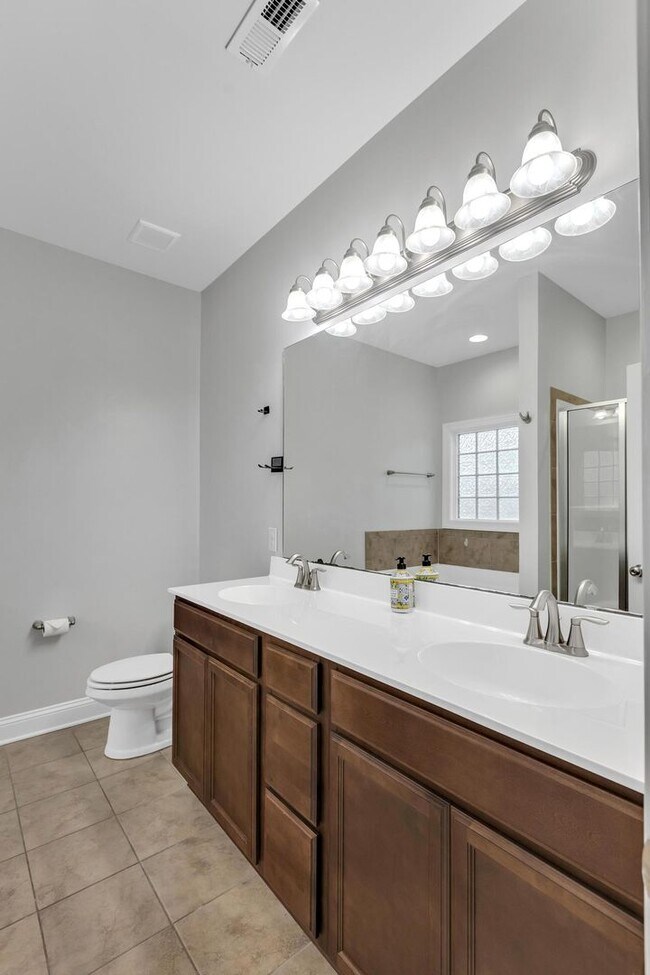 Building Photo - Large 4 bedroom home available now!