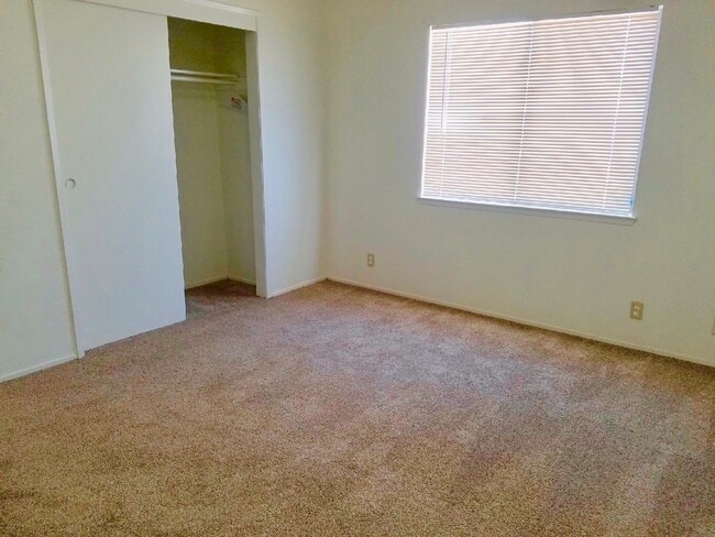 Building Photo - 337 S Sunset St