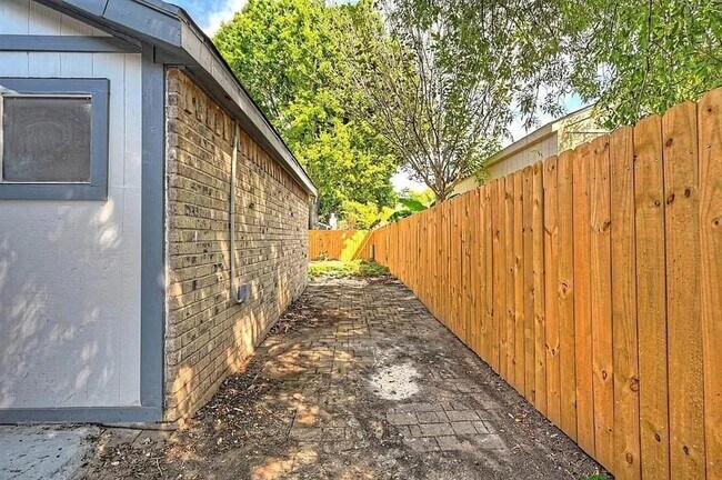 Building Photo - 12710 Hill Branch Dr