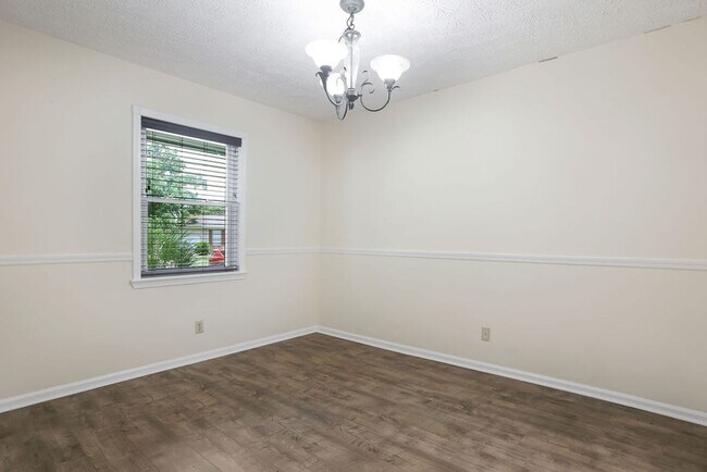 Building Photo - Adorable 3/2 on large corner lot