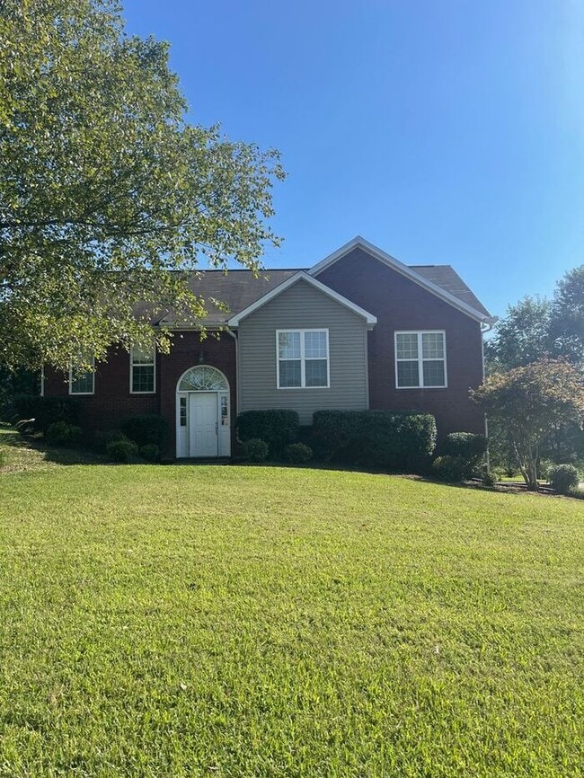 Building Photo - Charming Mountain Retreat in Seymour, TN!