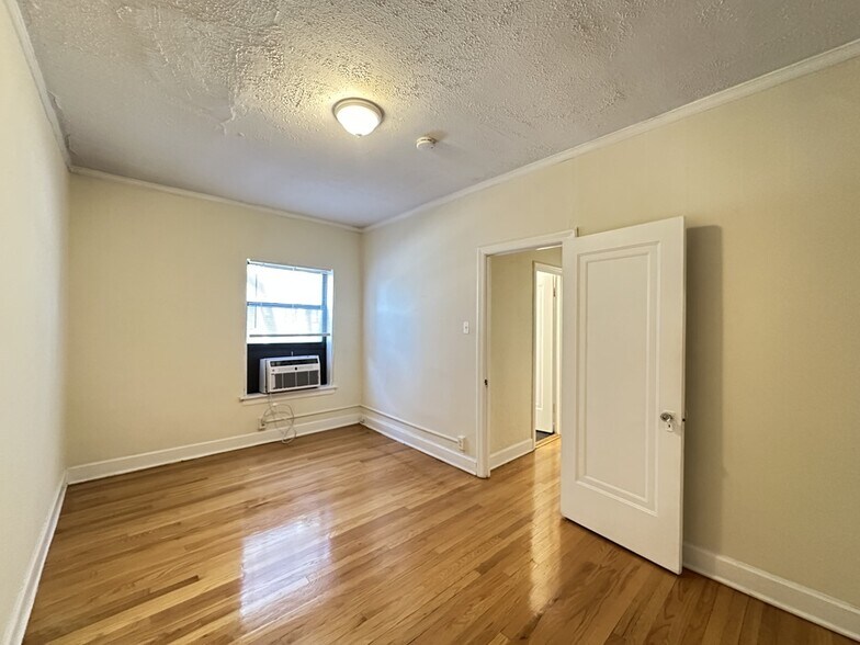 Building Photo - 566 W Arlington Pl