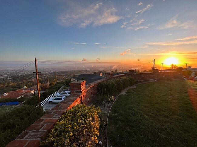 Building Photo - 19 Bronco Dr