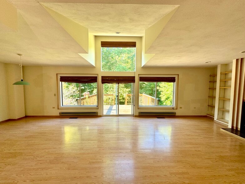 Gorgeous open floor plan - 113 Penny Ln