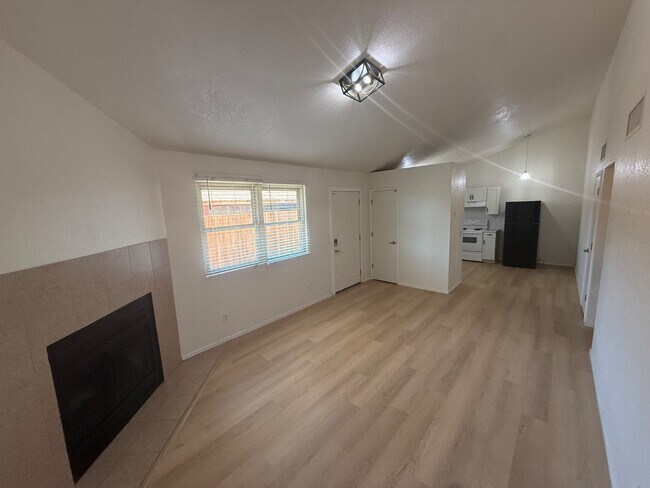 Building Photo - 2512 E Eastland St