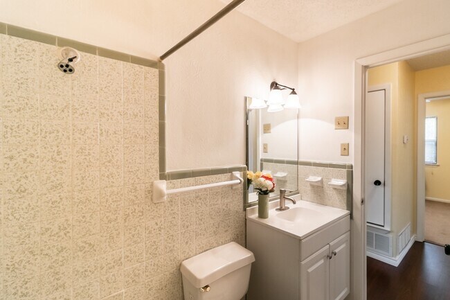 Building Photo - Charming 3 bedroom 2 bath home available soon!!