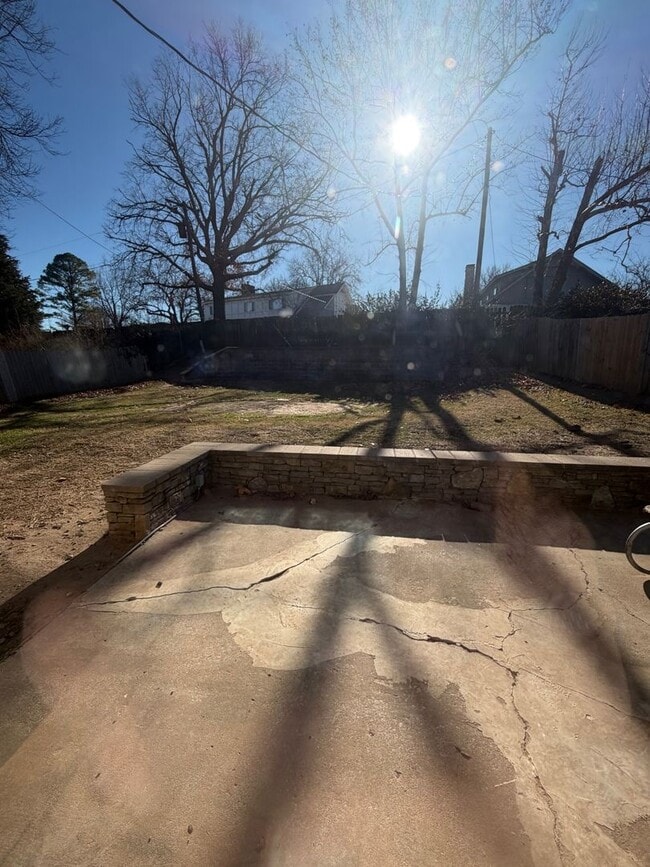 Building Photo - 2 story house for lease. Open floor plan in kitchen & living. Lots of storage. Large fenced backy...