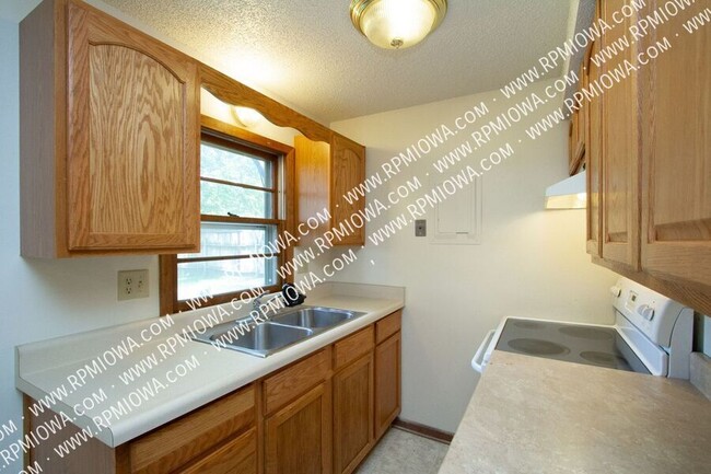 Building Photo - WEST AMES!! - 2 Bedroom, 1 Bath Duplex in ...