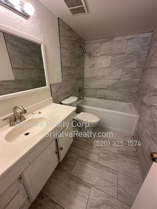 Building Photo - East Side 5 Bedroom, 2 Bath House for Rent (Stella/Kolb)
