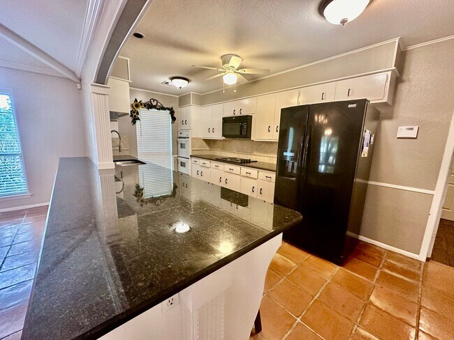 Building Photo - July Move-In Special - Fabulous 4/2 single...