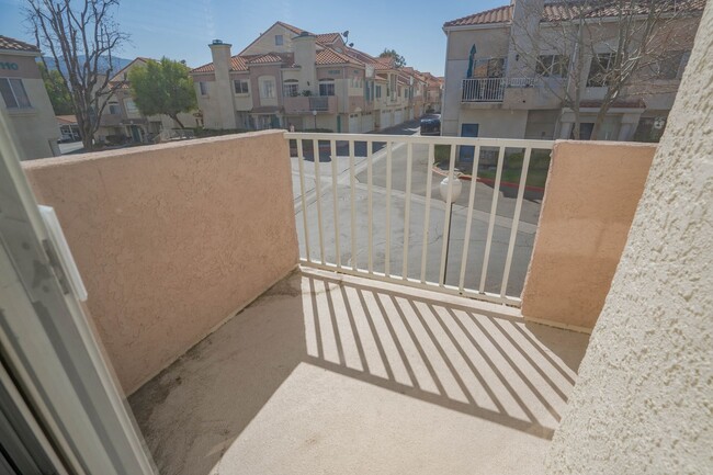 Building Photo - 2 Bedroom Condo with Loft in Canyon Country!