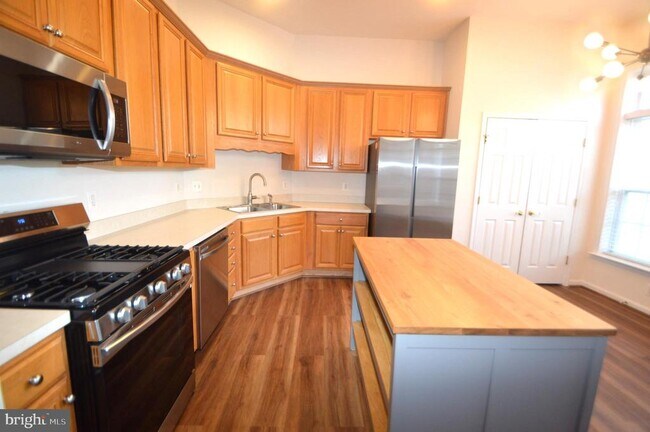 Building Photo - 24600 Siltstone Square