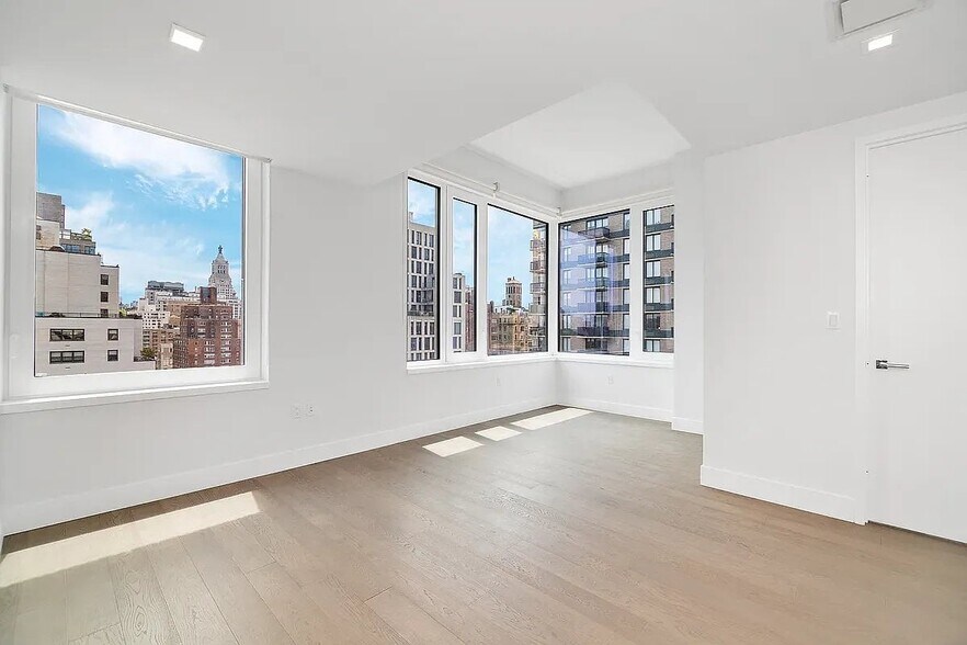 Building Photo - 200 E 23rd St