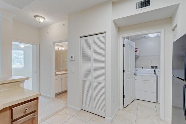 Building Photo - 9303 Myrtlewood Cir W