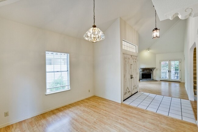 Building Photo - Lovely and spacious 3BR 2.5BA townhouse in...