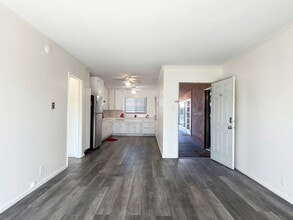 Building Photo - **1139 E Ocean Blvd #301 Long Beach** Upstairs 1 bedroom 1 bath !!2 weeks free OAC!!