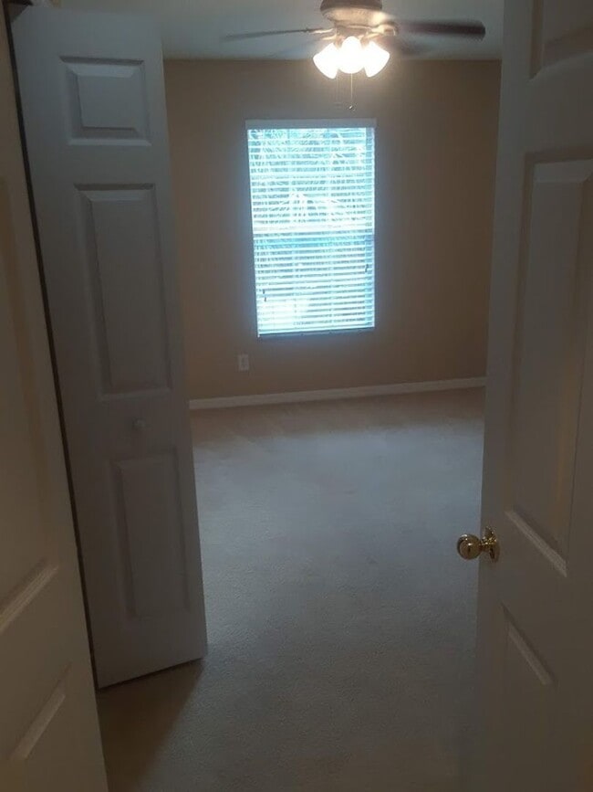Building Photo - Must see beautiful 3 bedrooms and 2.5 Bath...