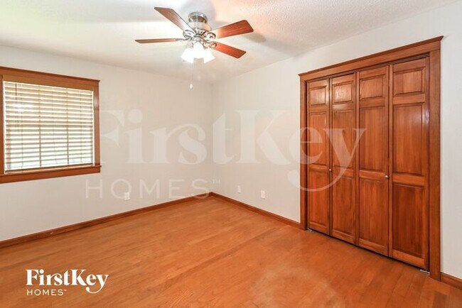 Building Photo - 4003 Chapel Square Dr
