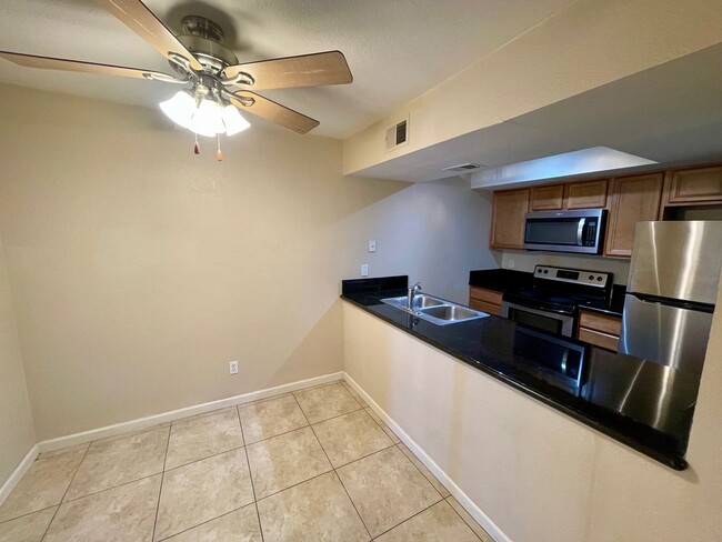 Building Photo - 2 Bedroom Condo close to airport