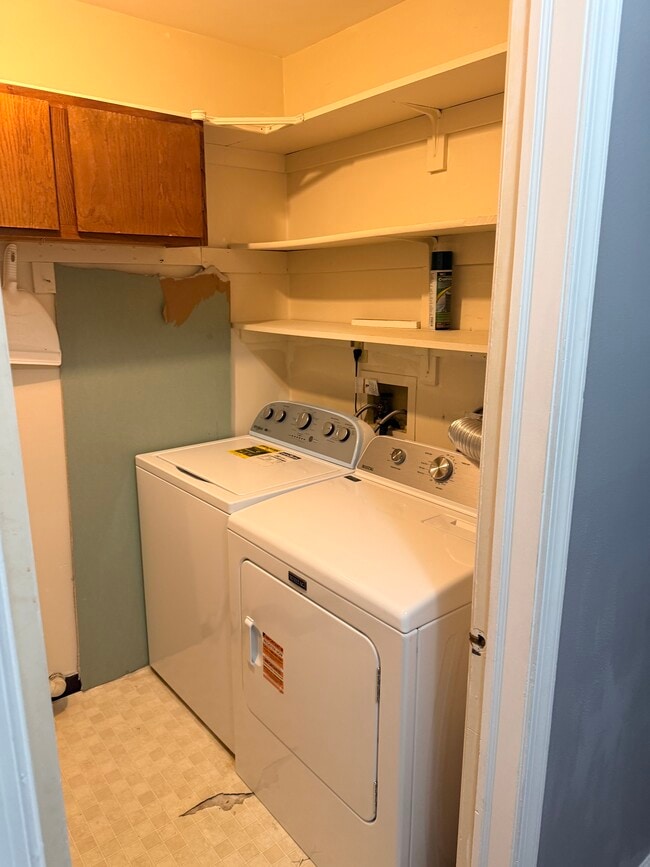 Building Photo - 31 Moore Ln