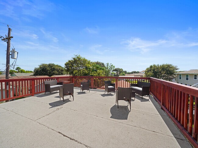 Building Photo - 8007 Beluche Dr